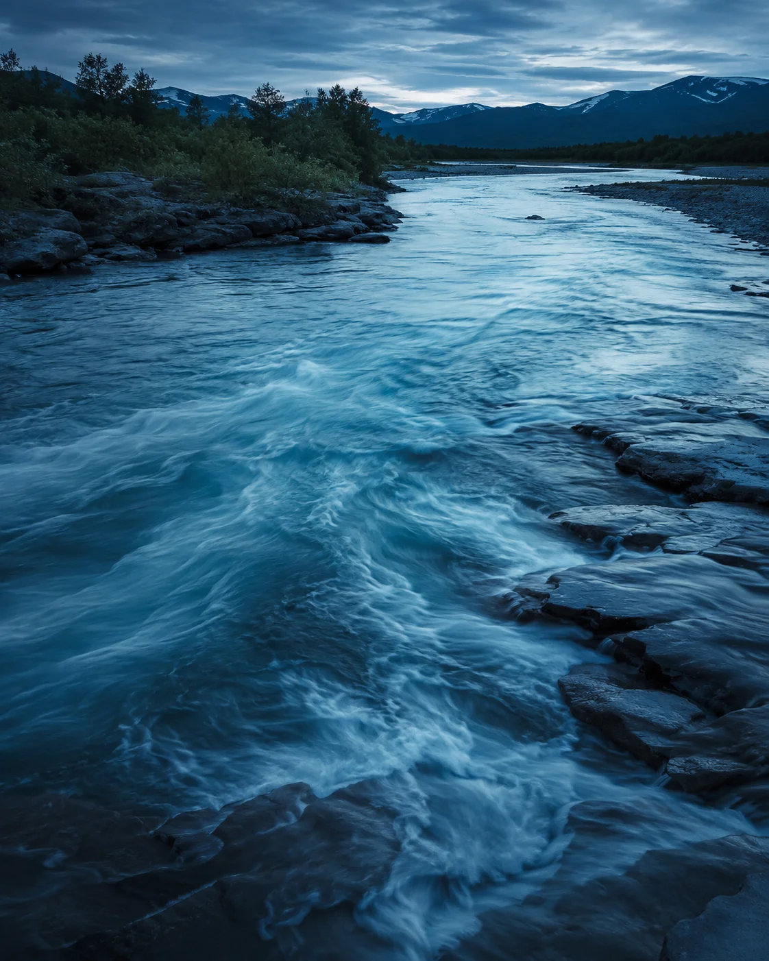 Río fluyendo en calma