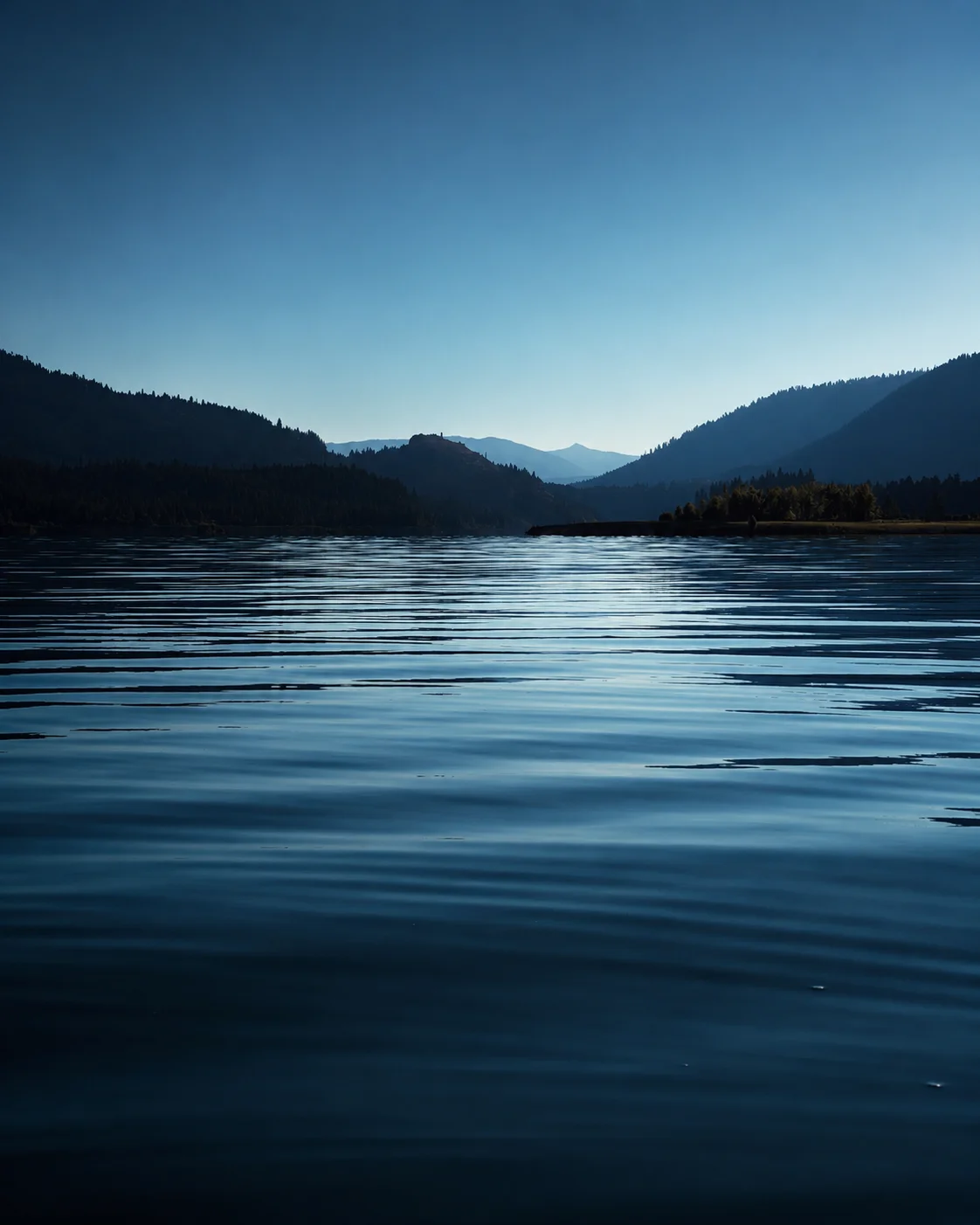 Lago en calma absoluta